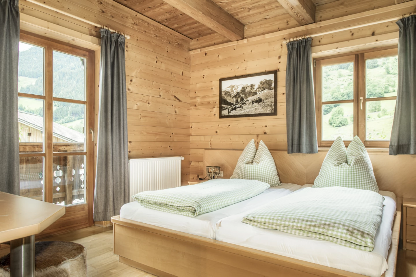 Doppelzimmer mit Holzvertäfelung und Balkonzugang