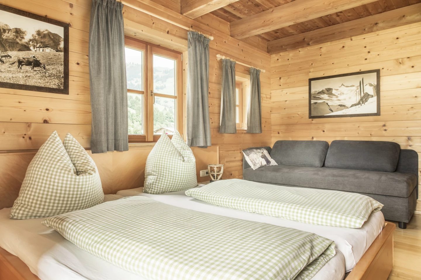Schlafzimmer der Wohnung Alpenrose mit Doppelbett und Couch