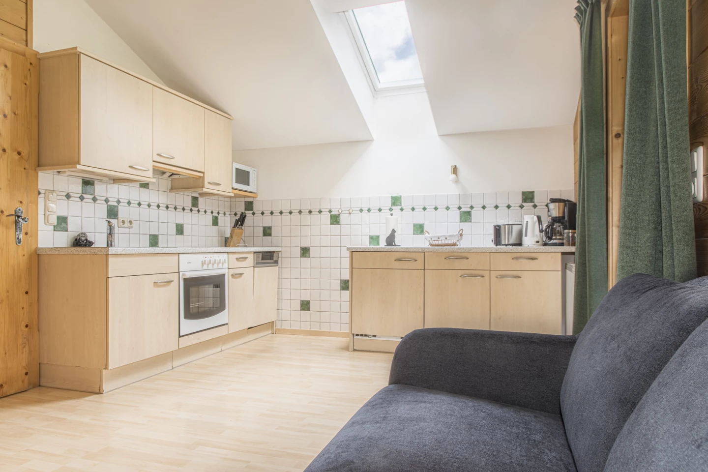 Wohnküche der Wohnung Edelweiß mit Dachfenster