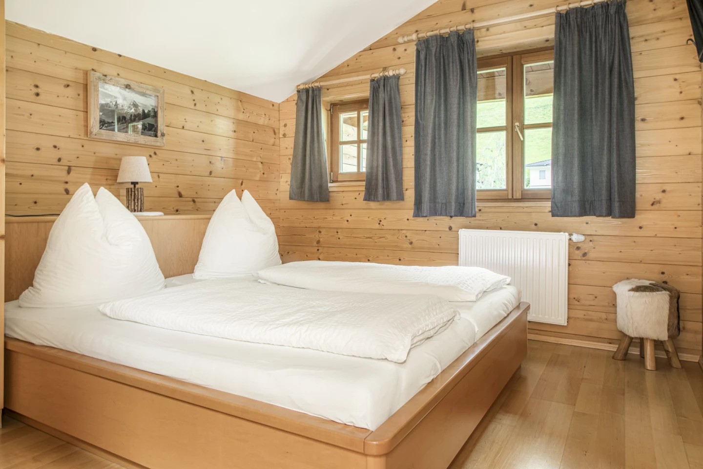 Doppelzimmer mit Holzvertäfelung