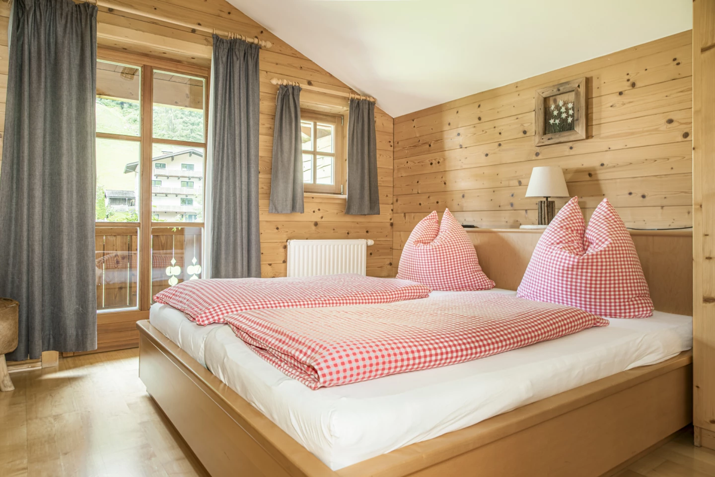 Doppelzimmer mit Balkonzugang