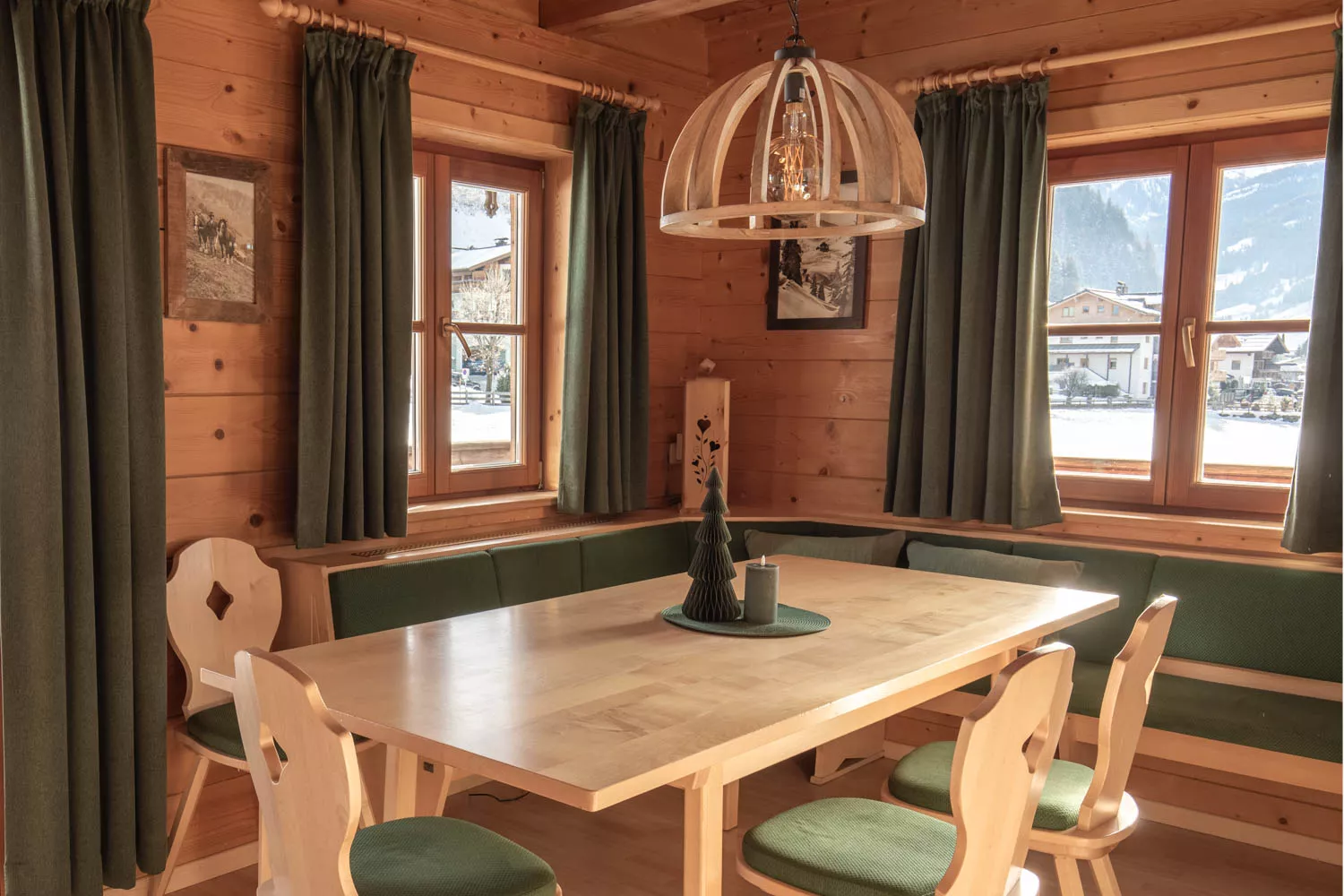 Gemütliche Essecke im Apartment Alpenrose mit Holzmöbeln und Bergblick
